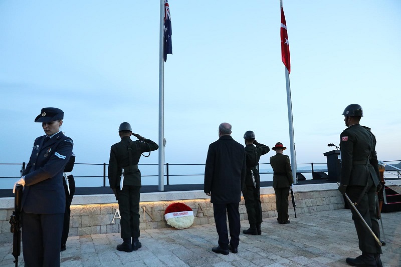 Çanakkale Kara Savaşları’nın 110. Yıldönümünde Anzak Koyunda Anma Töreni Yapıldı
